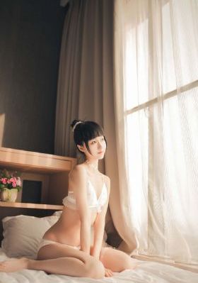乱系列1爱裸睡的丹丹_720高清完整版